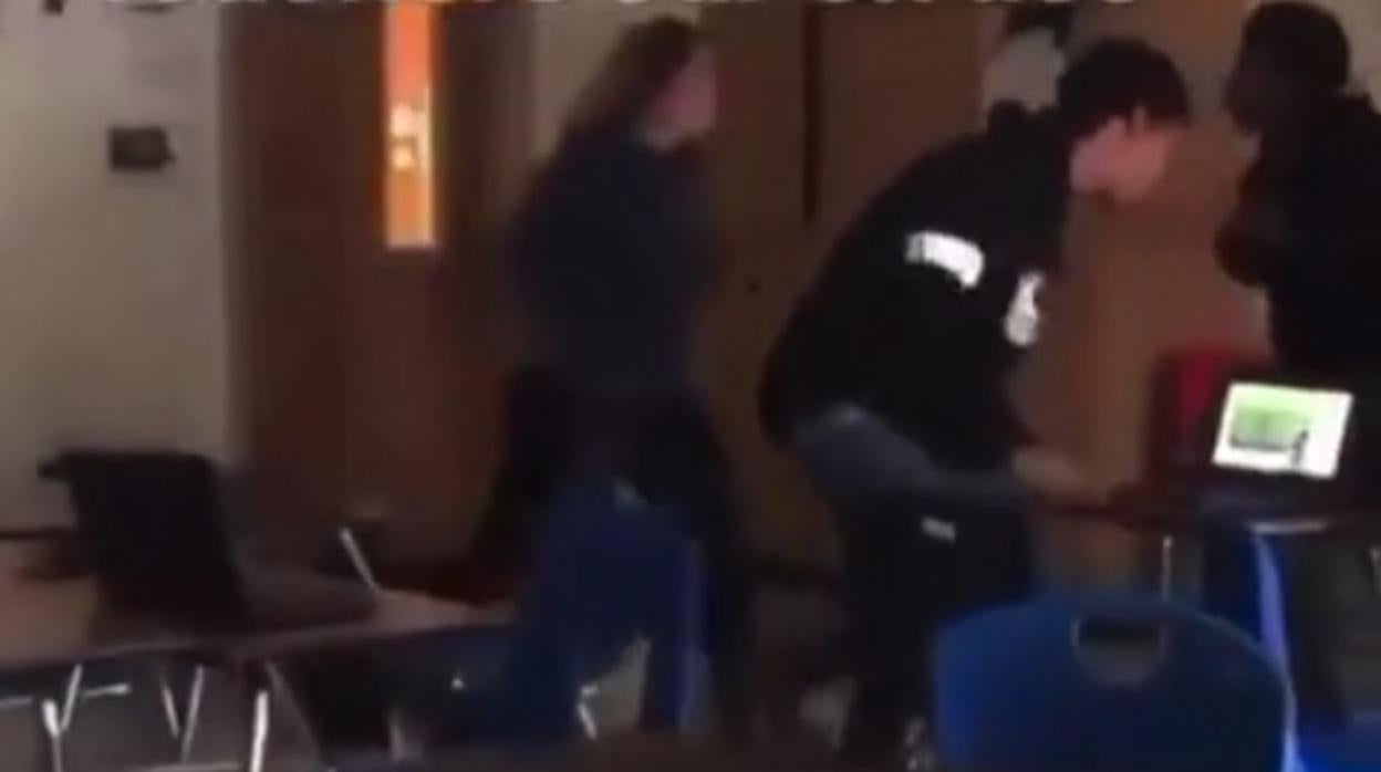 Momento de la pelea entre la docente y el alumno