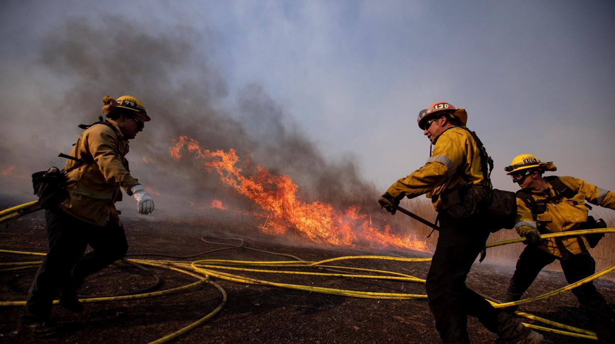 Los bomberos intentan contener la propagación de un incendio al norte de Los Ángeles, California