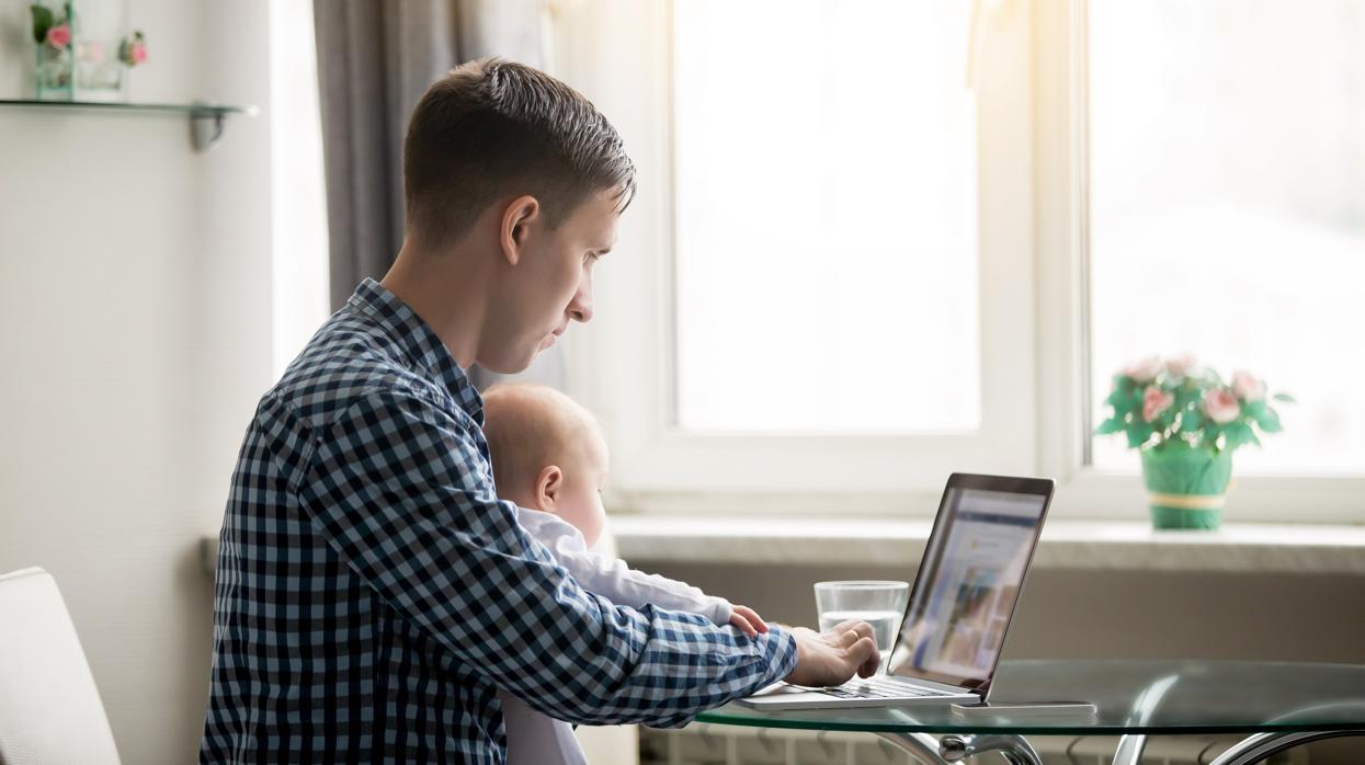 El 37,7% de las madres solicitó una reducción de jornada tras la baja maternal frente al 4% de los padres