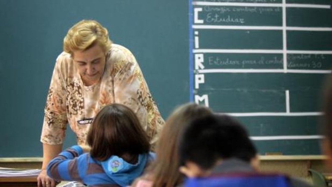 Una profesora de Religión imparte clase en una escuela