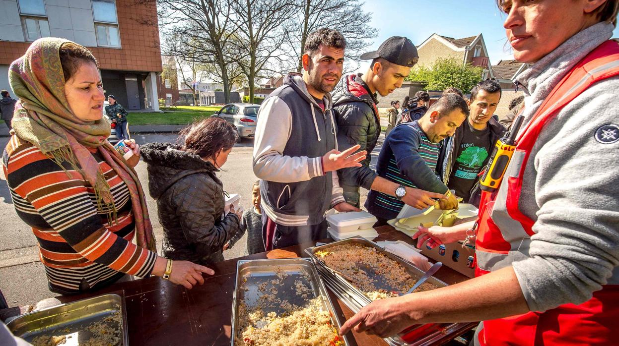 Imagen de archivo de refugiados recibiendo alimentos en Francia