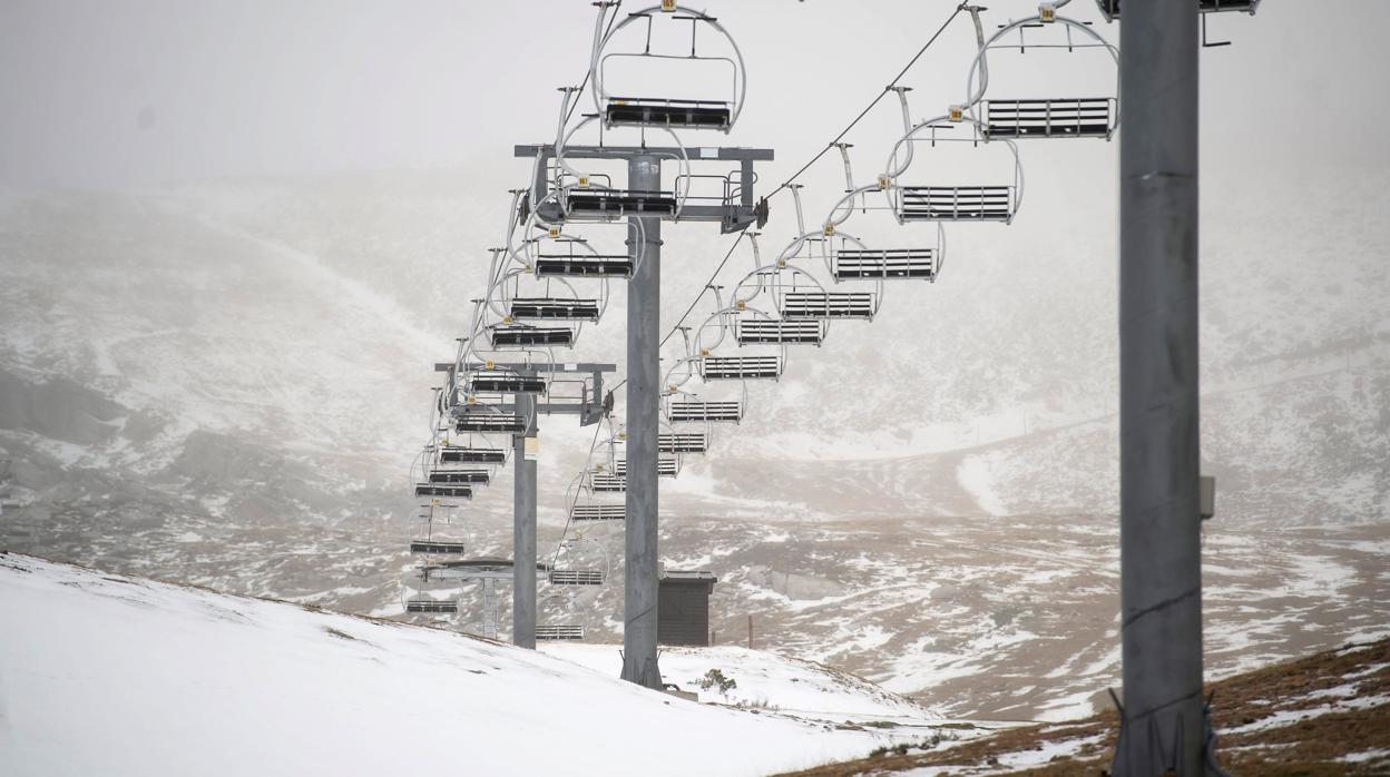 Primeras nieves en la estación de esquí de Alto Campoo en Cantabria