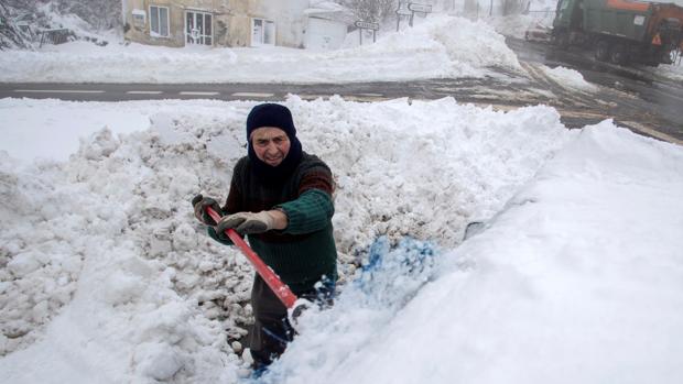 El frío invernal se instala y doce provincias siguen en aviso por nevadas, lluvias, frío y fuerte oleaje