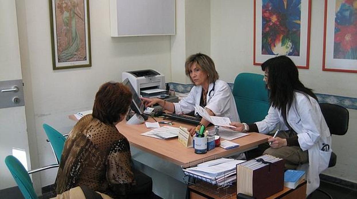 Una doctora atiende a una paciente en su consulta