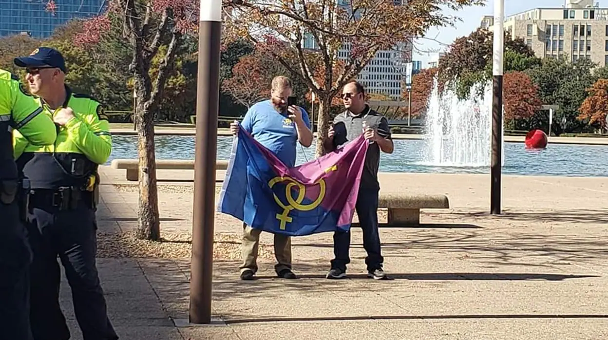 Los dos asistentes a la manifestación por el «Orgullo Hetero» organizada el pasado 16 de noviembre en Dallas