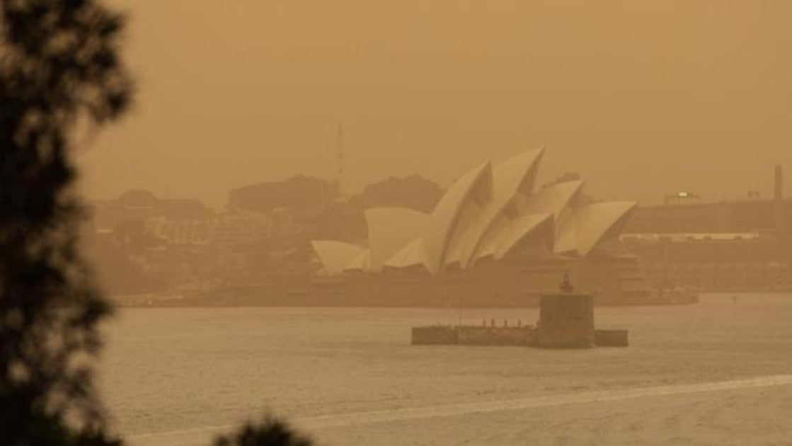 Una espesa capa de humo proveniente de los incendios que arrasan gran parte del estado australiano de Nueva Gales del Sur cubre la Ópera de Sidney