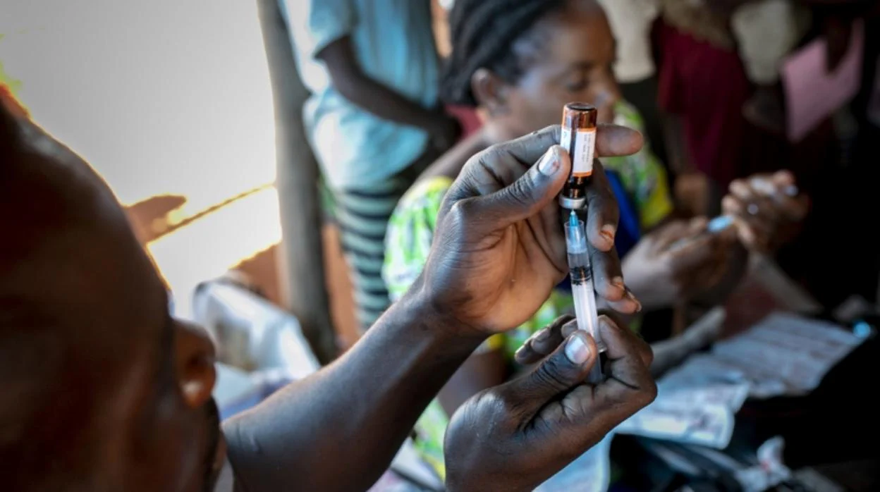 Imagen de niños vacunados en el Congo con sarampión