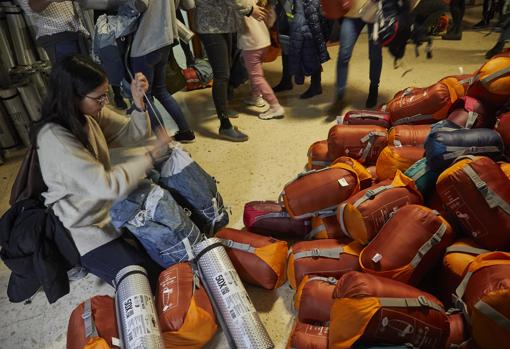 Una joven prepara kits de abrigo para posteriormente ser repartidos