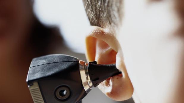 Sacudir la cabeza para sacar el agua del oído puede causar daño cerebral