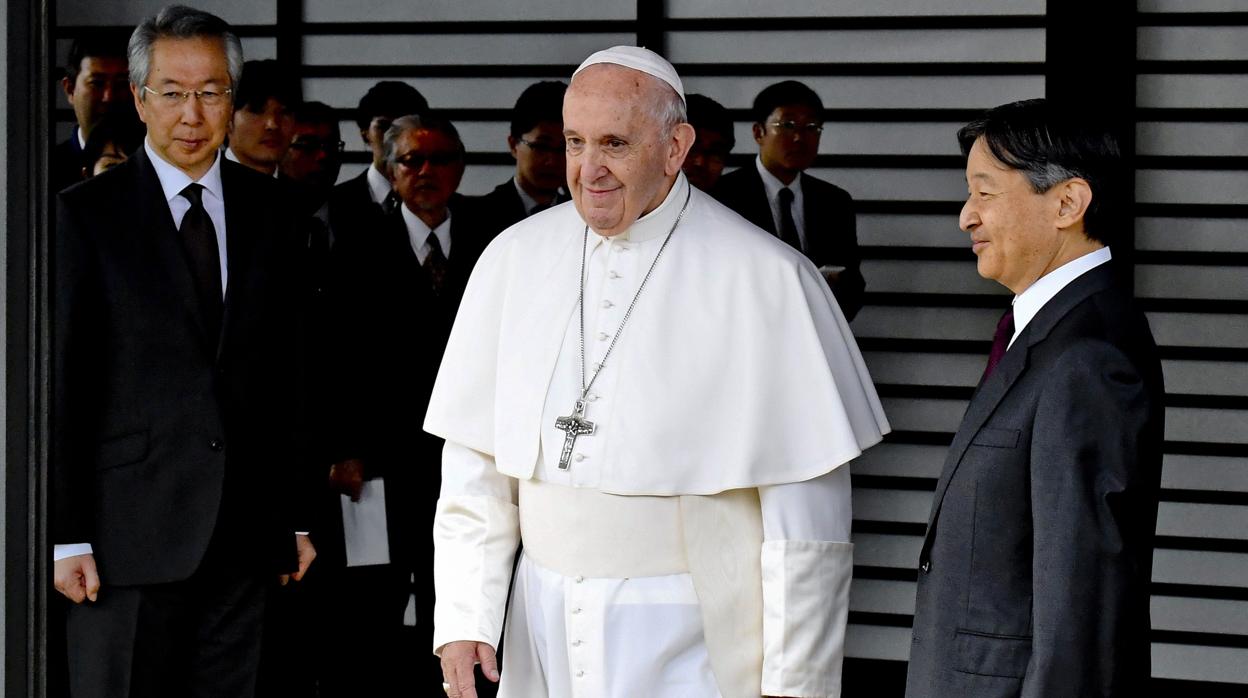 El emperador japonés Naruhito saluda al Papa Francisco, a su llegada al Palacio Imperial de Tokio