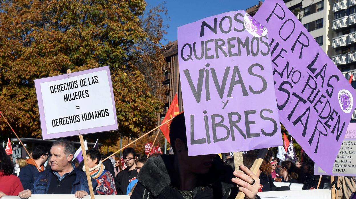 Manifestación con motivo del Día Internacional contra la Violencia de Género