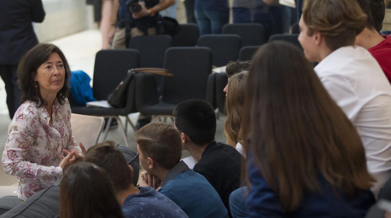 Encuentro de mujeres científicas y alumnos de bachillerato para incentivar las carreras cientificas entre las alumnas