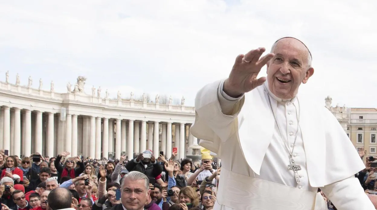 El Papa Francisco tras finalizar la audiencia general de los miércoles en la plaza de San Pedro del Vaticano