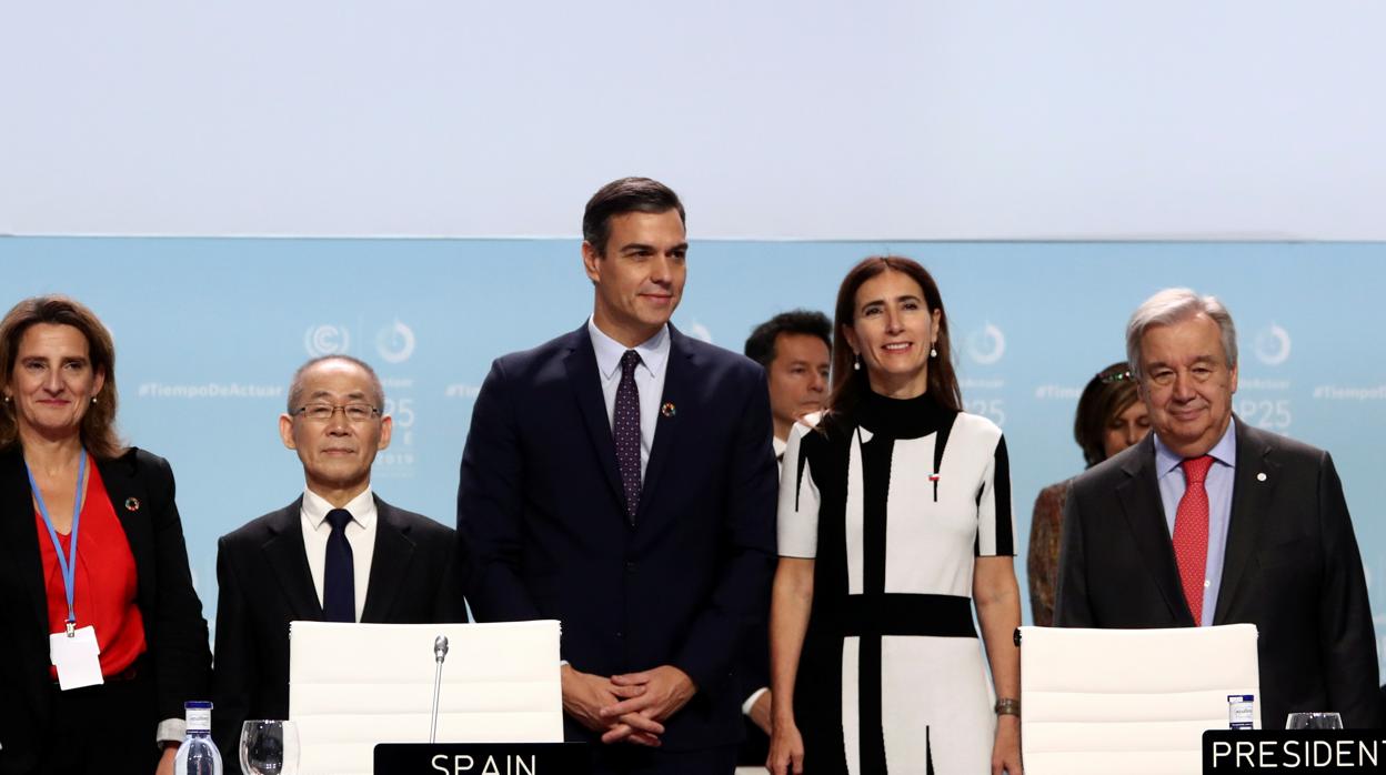 Pedro Sánchez junto a la ministra chilena del Clima, Carolina Schmidt; Antonio Guterres, secretario general de la ONU y Teresa Ribera, Ministra en funciones de Transición Ecológica, entre otros representantes, durante la inauguración de la COP25 en Madrid