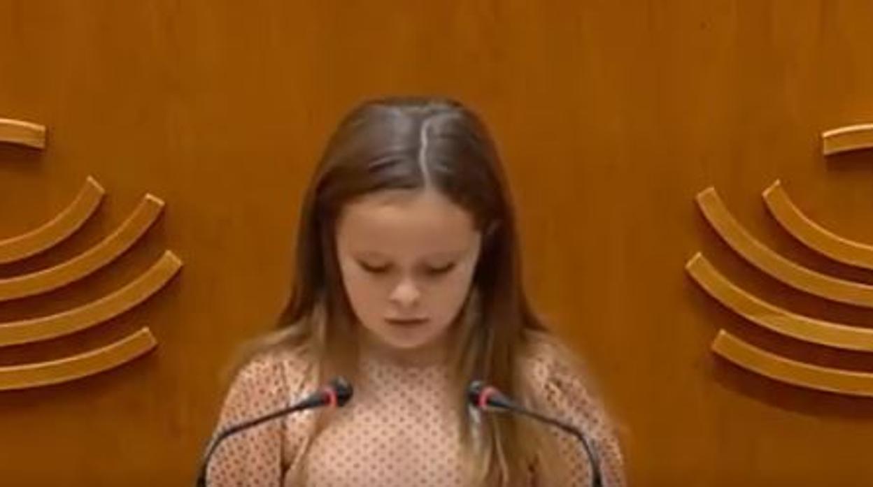 Elsa da un discurso en la Asamblea de Extremadura