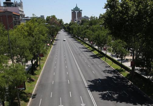 El español acelera con las prisas y se distrae más con el móvil, pero come y se maquilla menos al volante