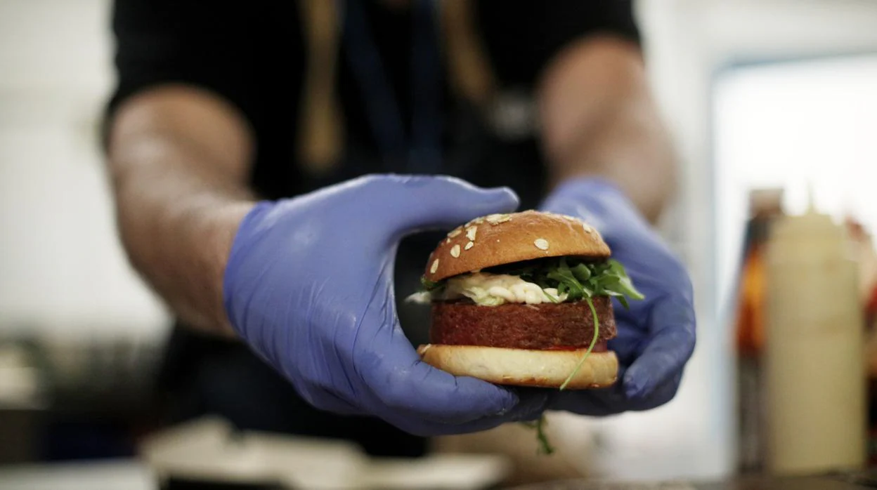 Un cocinero prepara la hamburgesa «Beyond Meat», hecha con proteína vegetal, en la COP25