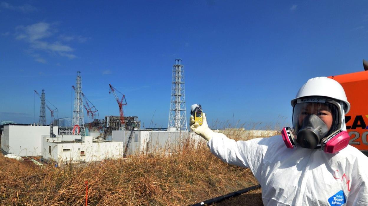 Una periodista revisa los niveles de radiación cerca de la central nuclear de Fukushima