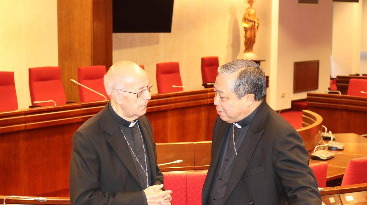 El cardenal Ricardo Blázquez (izqda.) junto a Bernardito Auza, nuevo nuncio en España