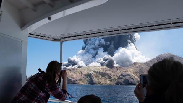 Cinco muertos y ocho desaparecidos por erupción volcánica en Nueva Zelanda