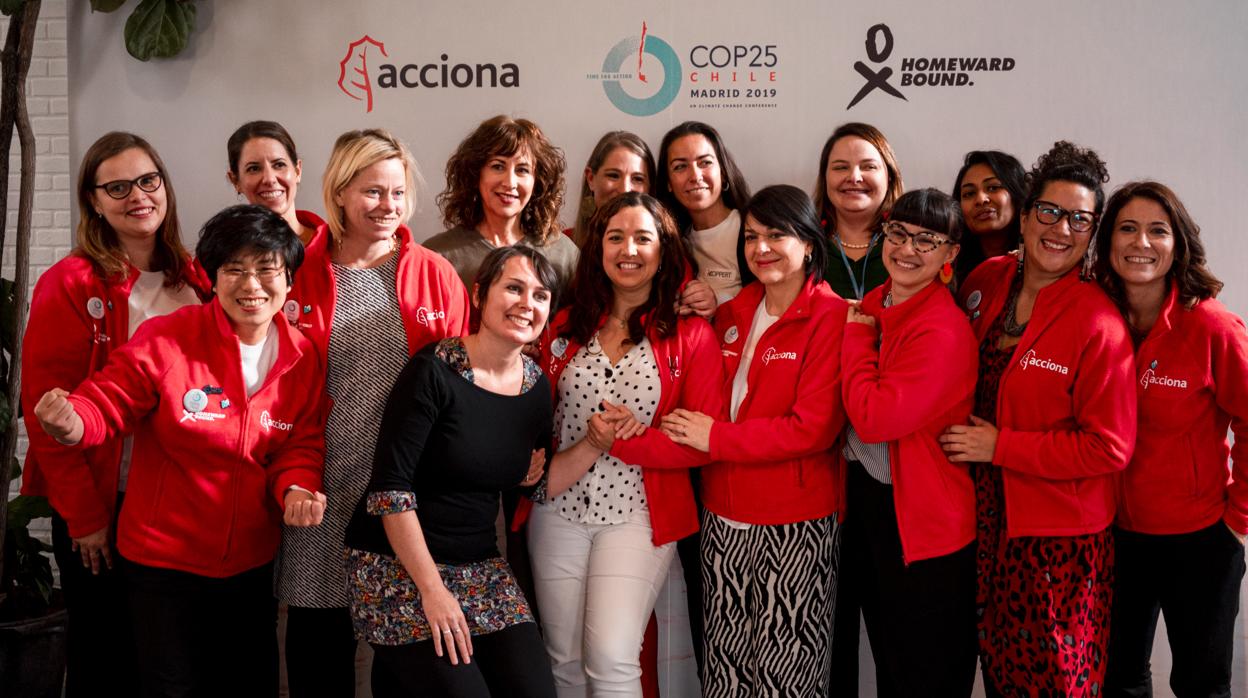 Foto de grupo de algunas seleccionadas para el proyecto de Homeward Bound