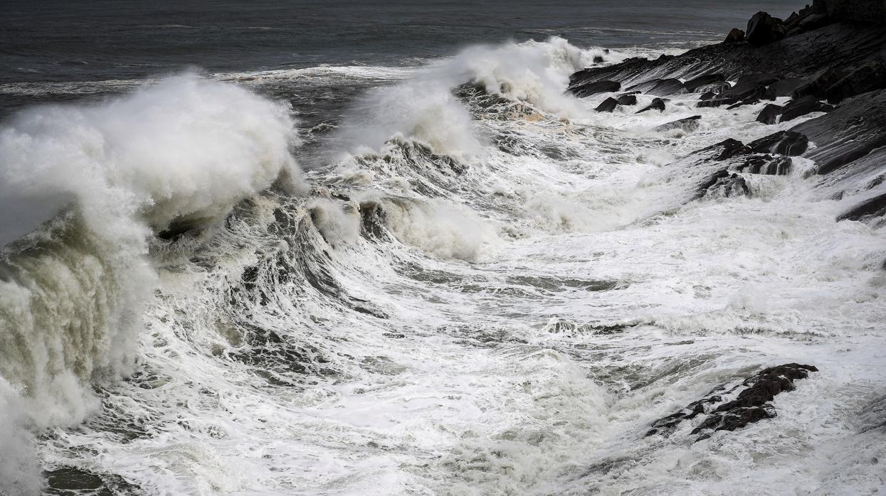 Las olas también golpean la costa de San Sebastián