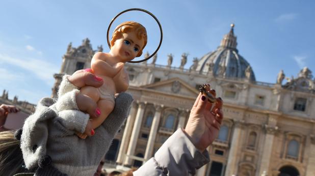 Francisco bendice miles de figuras del Niño Jesús para belenes romanos