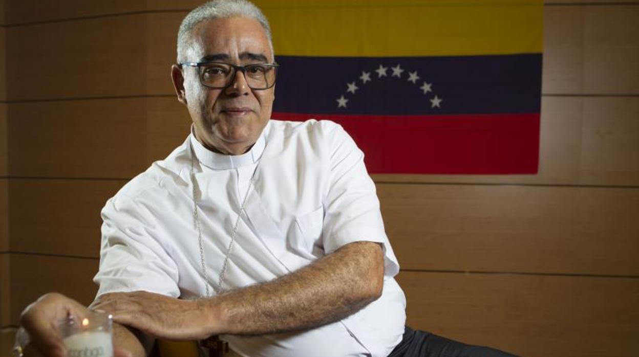 Monseñor Juan Carlos Bravo en un momento de la entrevista con ABC