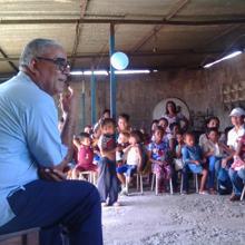 Monseñor Bravo durante la visita a una parroquia de su diócesis