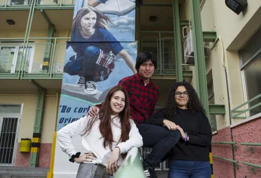 De izq. a dcha. Luisa G., Kevin E. y Cristina D. Estos tres jóvenes comparten centro pero no origen: Colombia, Ecuador y España, respectivamente