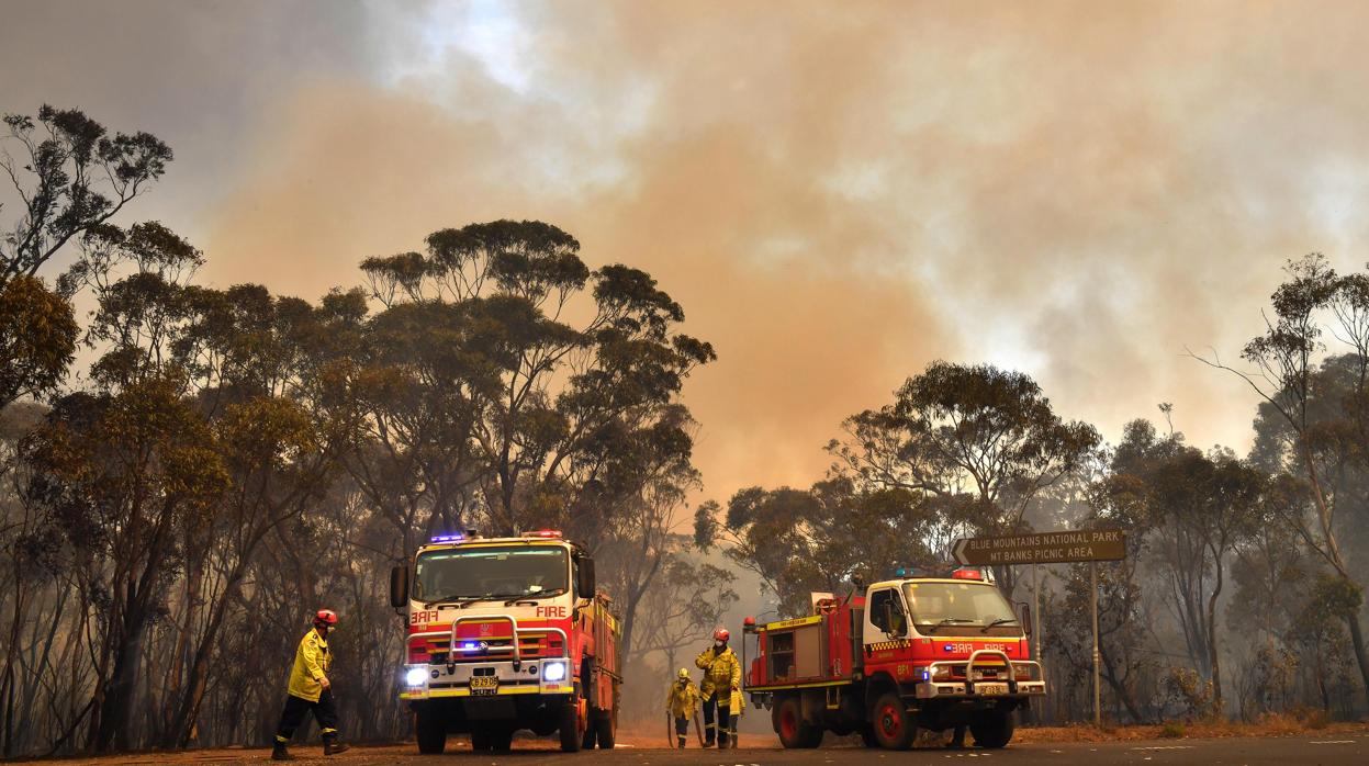 Los bomberos trabajan para tratar de ectinguir los fuegos