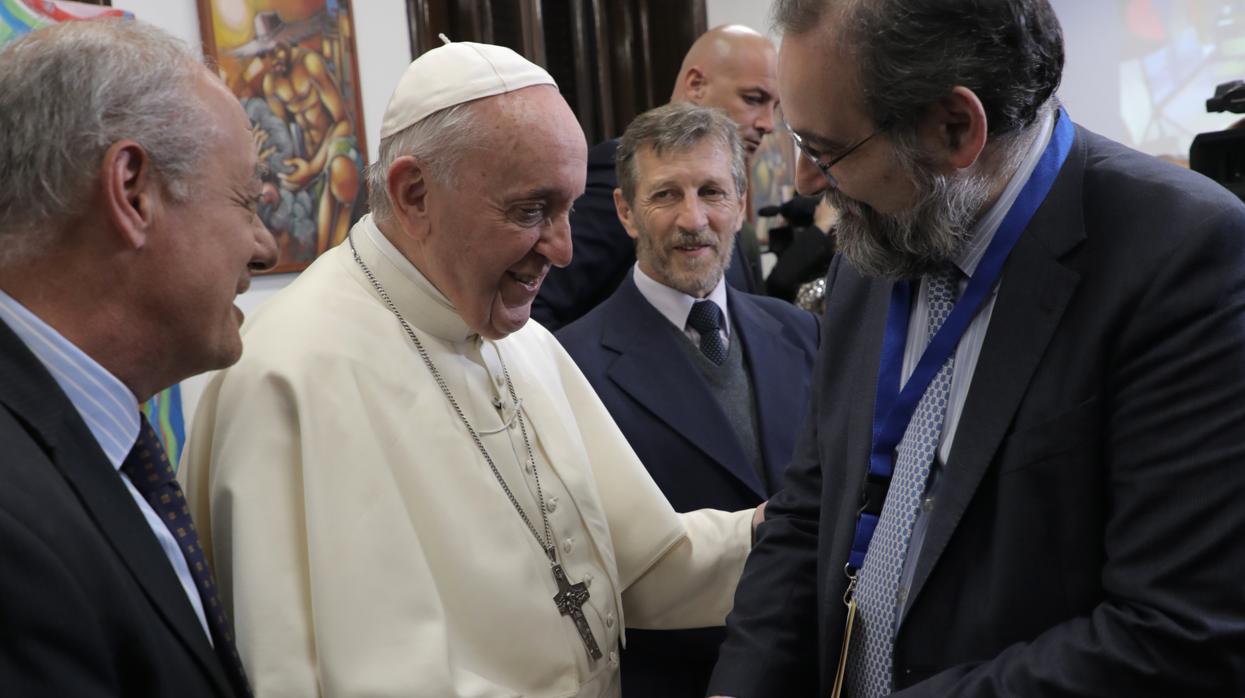 El Papa Francisco, junto a Alfonso Bullon de Mendoza, presidente del CEU