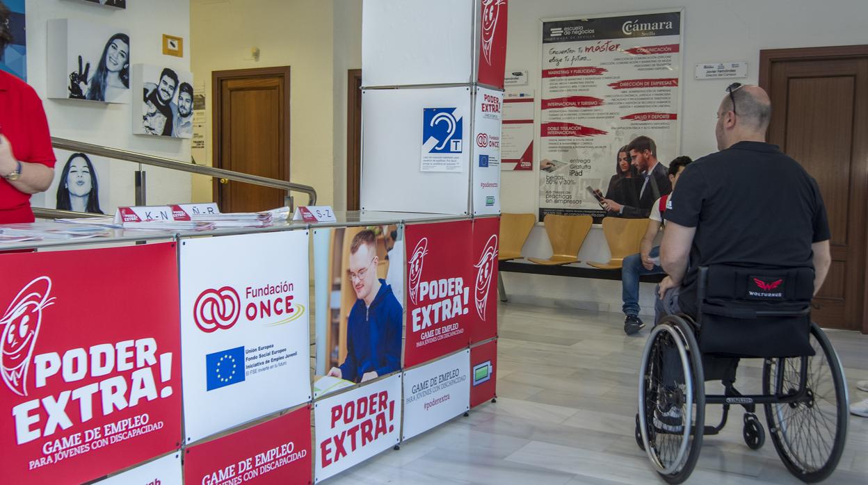 Tres de cada diez personas con discapacidad en edad de trabajar lo hacen; la tasa de paro es de 10 puntos más