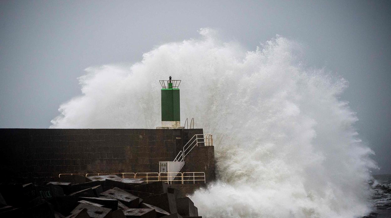 El estado de la mar en las costas de Galicia y Cantábrico será aún muy adverso este domingo