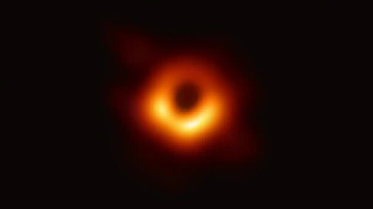 Fotografía cedida este jueves por la NASA donde se muestra la primera imagen de un agujero negro captada por el Telescopio del Horizonte de Sucesos (EHT) desde el centro de la galaxia M87