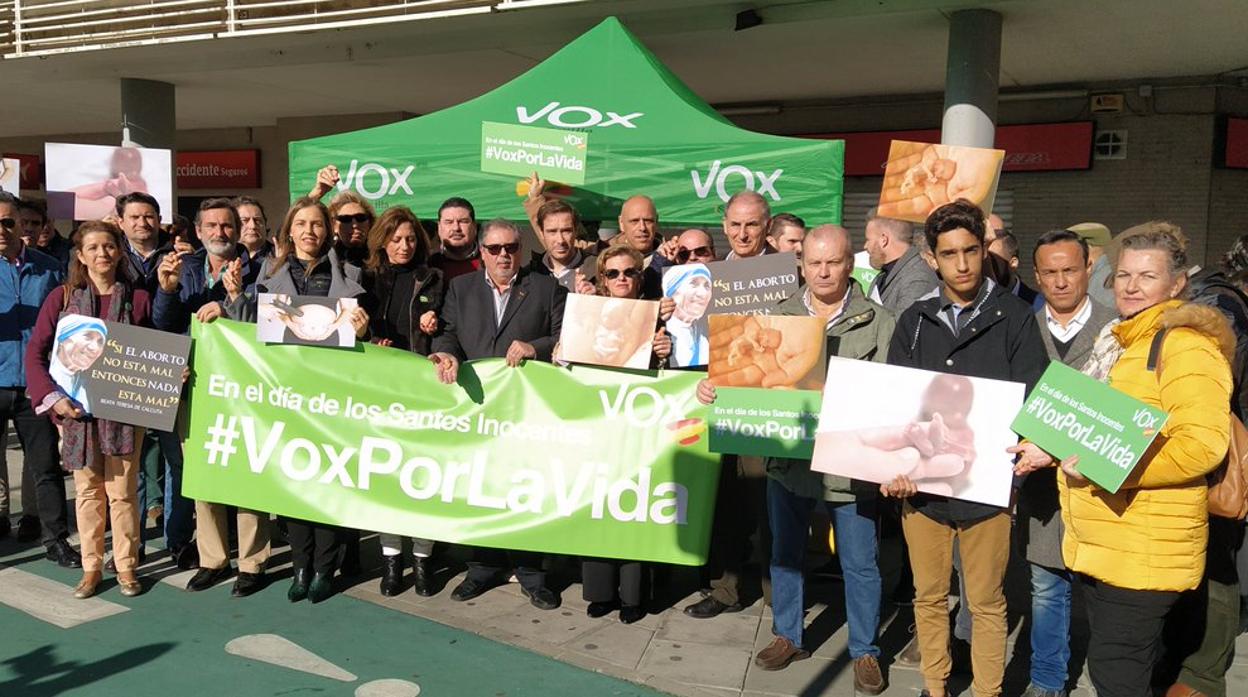 Vox celebra un acto en defensa de la vida en Sevilla con un reparto de réplicas de fetos