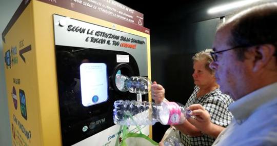 Varias personas reciclan botellas de plástico a cambio de billetes gratis en el metro de Roma
