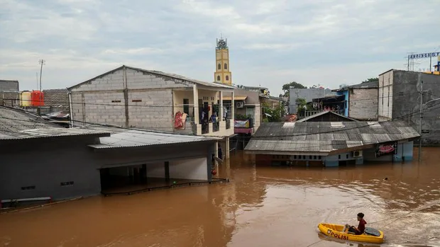 Al menos 21 muertos y más de 30.000 evacuados tras las fuertes inundaciones que asolan Indonesia