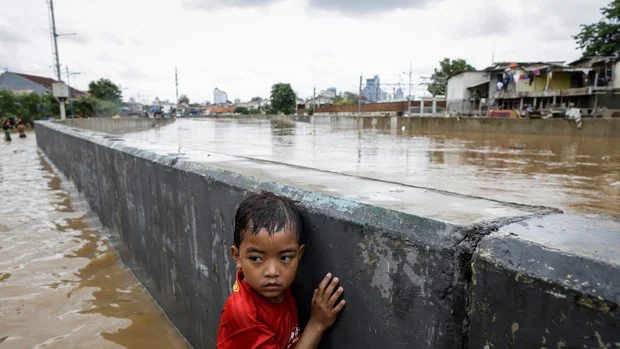 Indonesia eleva a 43 los muertos por las inundaciones en Yakarta