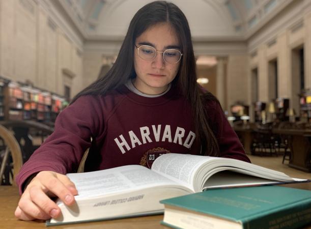 Quién es la joven española que acabó el colegio con promedio diez y ahora se rifan las mejores universidades del mundo