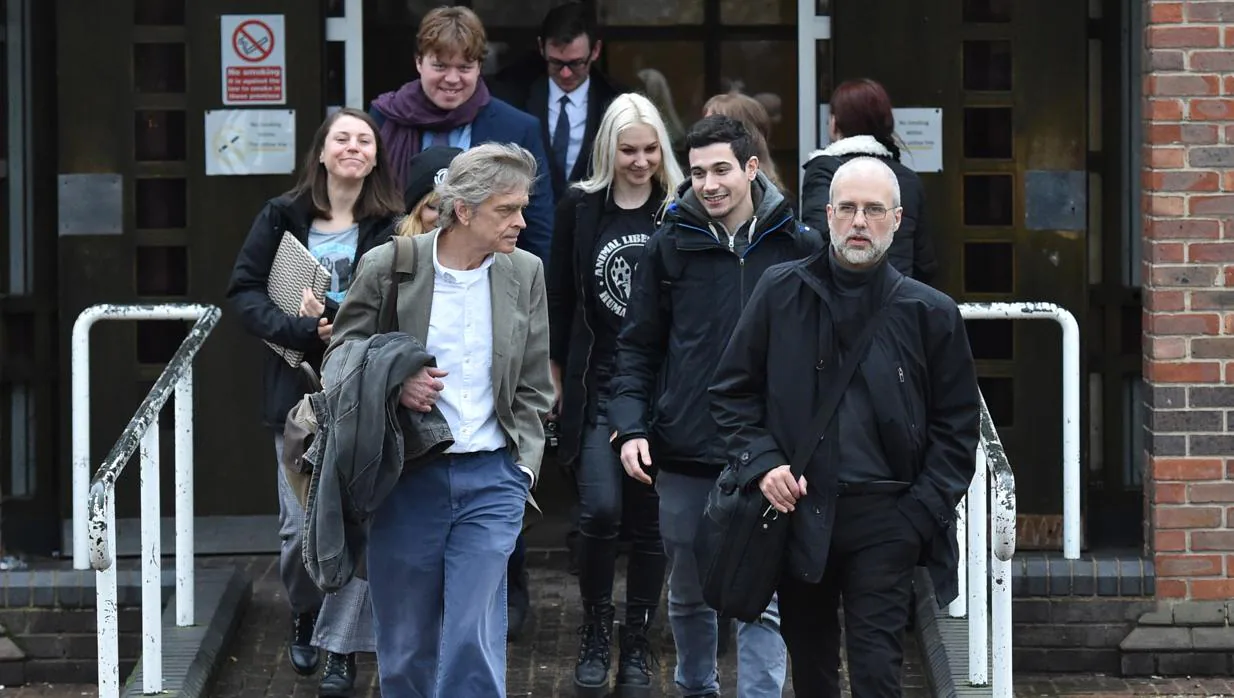 Jordi Casamitjana (en primer línea a la derecha), a la salida del tribunal de Norwich