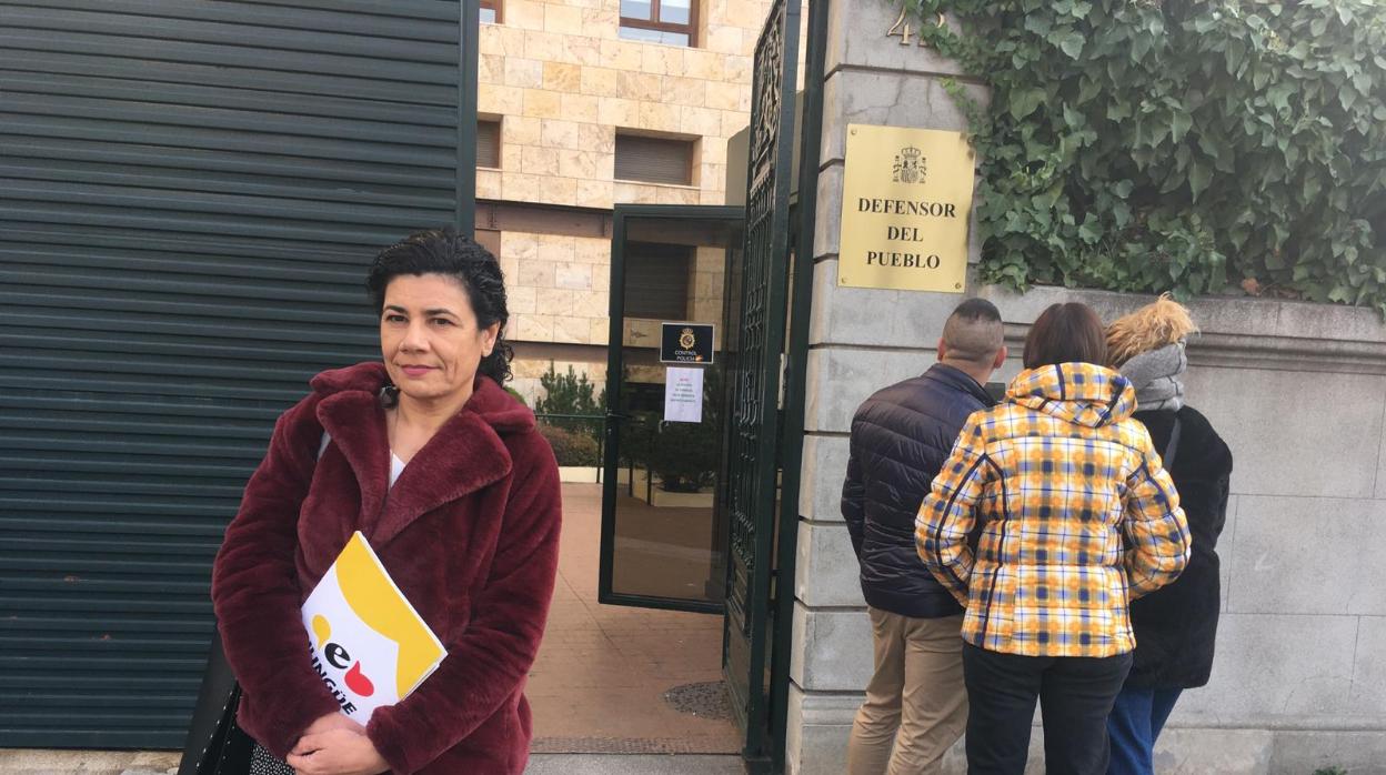 Ana Losada junto a algunos padres frente a la oficina del Defensor del Pueblo