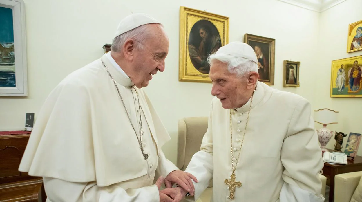 Benedicto XVI y el Papa Francisco, en una imagen de diciembre de 2018