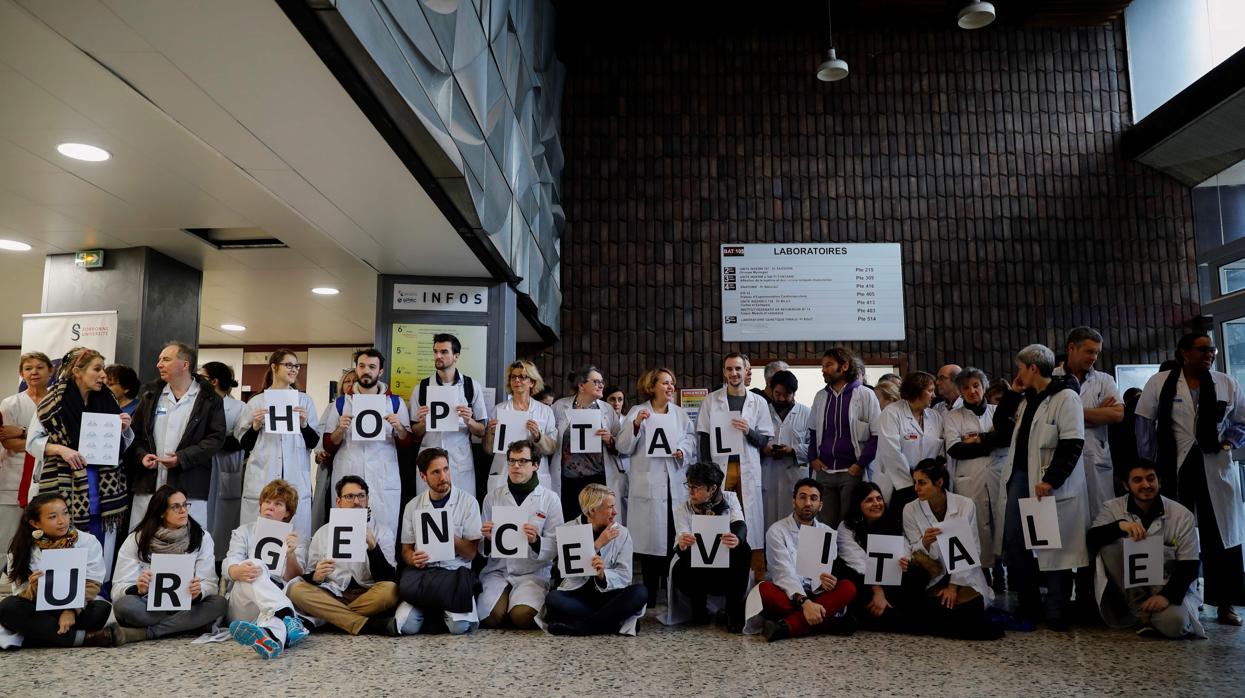 Protesta de algunos médicos por la crisis global del sistema hospitalario en Francia