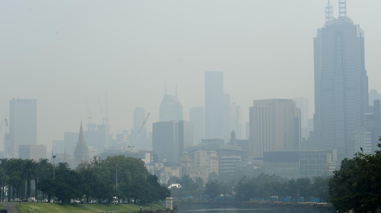 La ciudad de Melbourne llena de humo procedente de los incendios