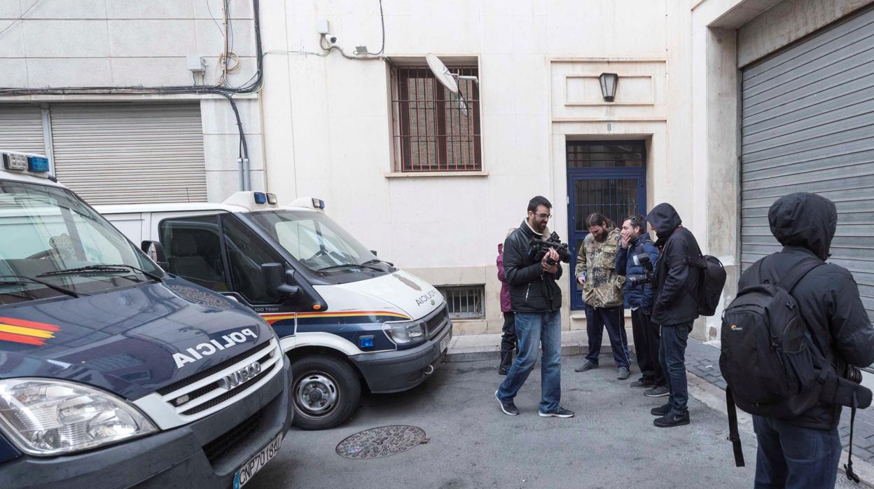 Periodistas en la puerta de calabozos de la Jefatura Superior de la Policía Nacional en Murcia, donde se encontraban los tres hombres detenidos por la supuesta violación a tres mujeres estadounidenses