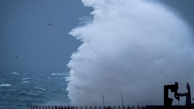 Alerta por la borrasca Gloria: Tráfico pide acortar el fin de semana por la nieve y el viento de 120 km/h