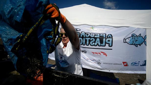 El Papa aplaude la «pesca de plásticos» de los pescadores del Adriático