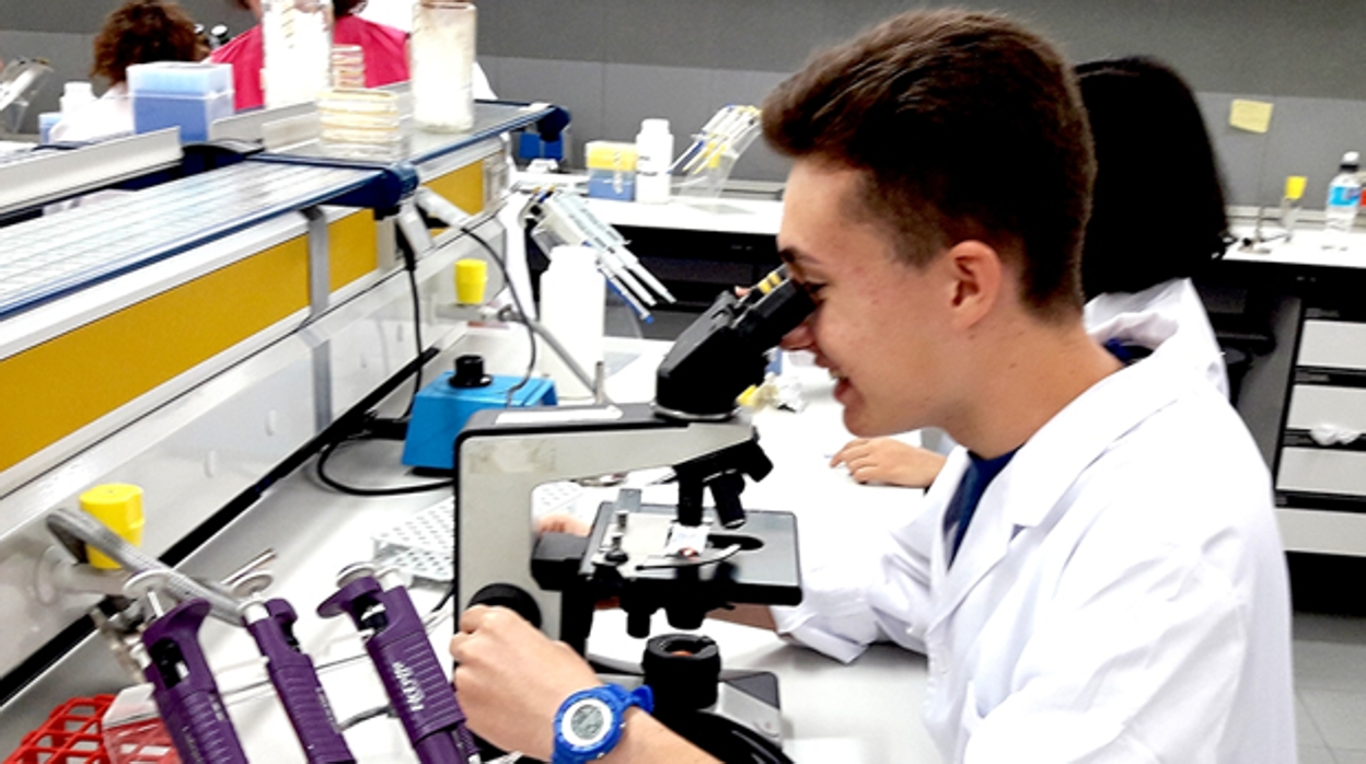 Un estudiante en un laboratorio del Campus Científico