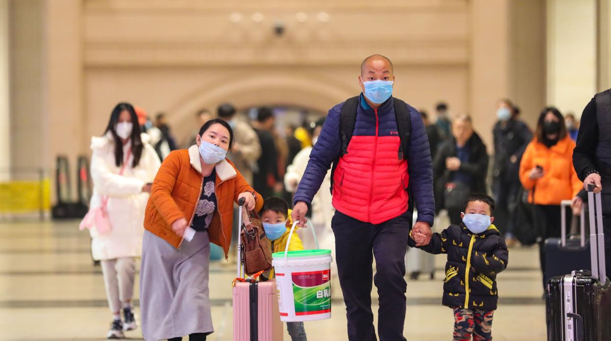 Pasajeros con mascarilla en la estación de tren de Wuhan, la ciudad china que se ha convertido en la zona cero de la epidemia